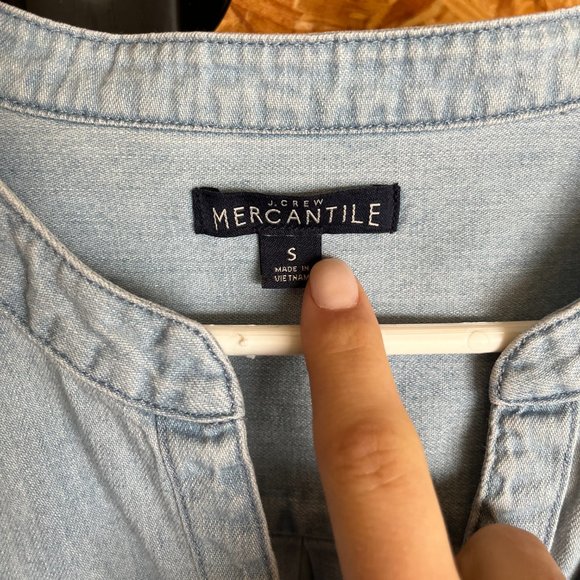 Small chambray button up shirt - Picture 2 of 3